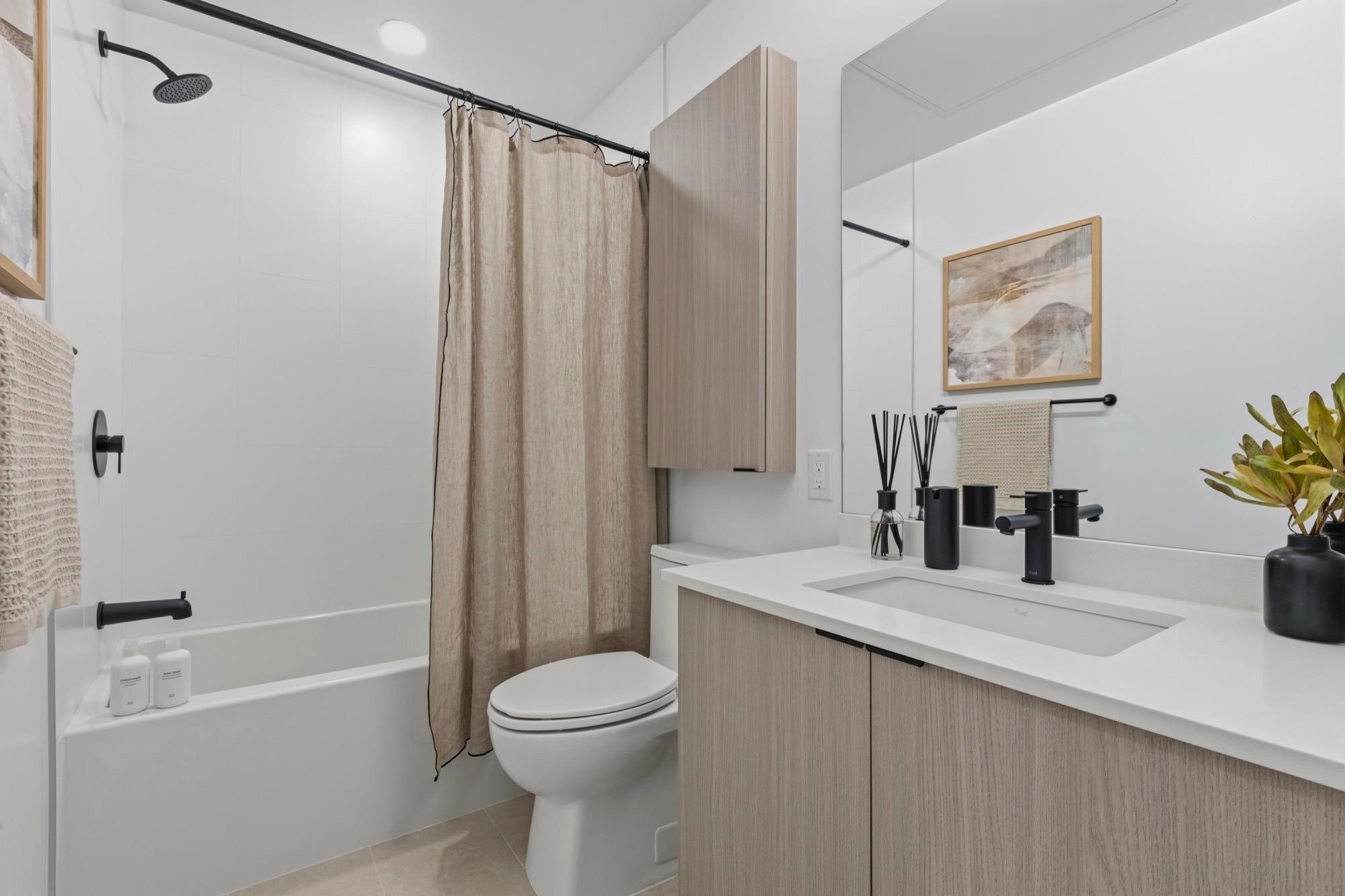 107-2268 Broadway E, Vancouver, BC - Indoor Photo Showing Bathroom