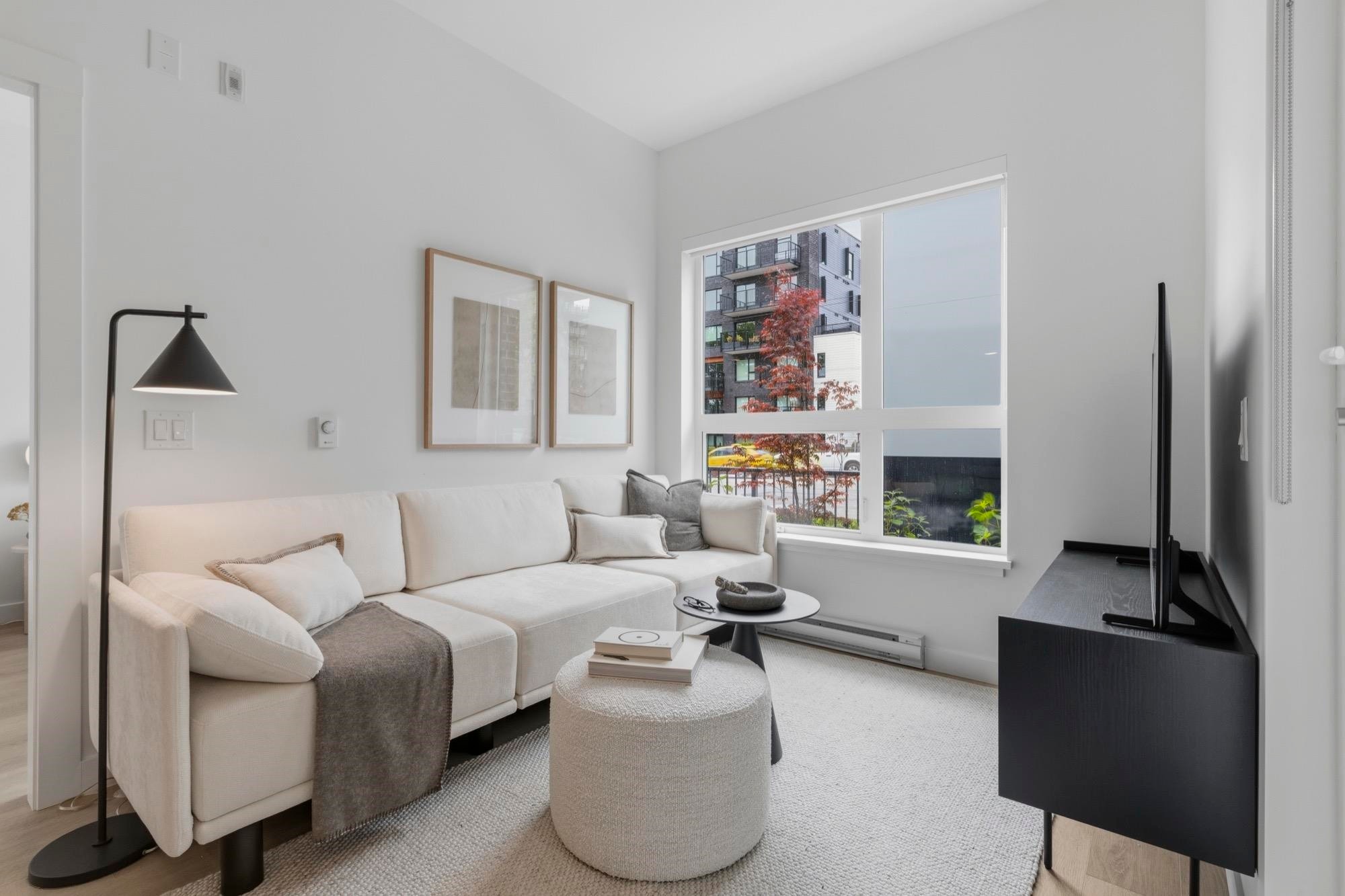 107-2268 Broadway E, Vancouver, BC - Indoor Photo Showing Living Room