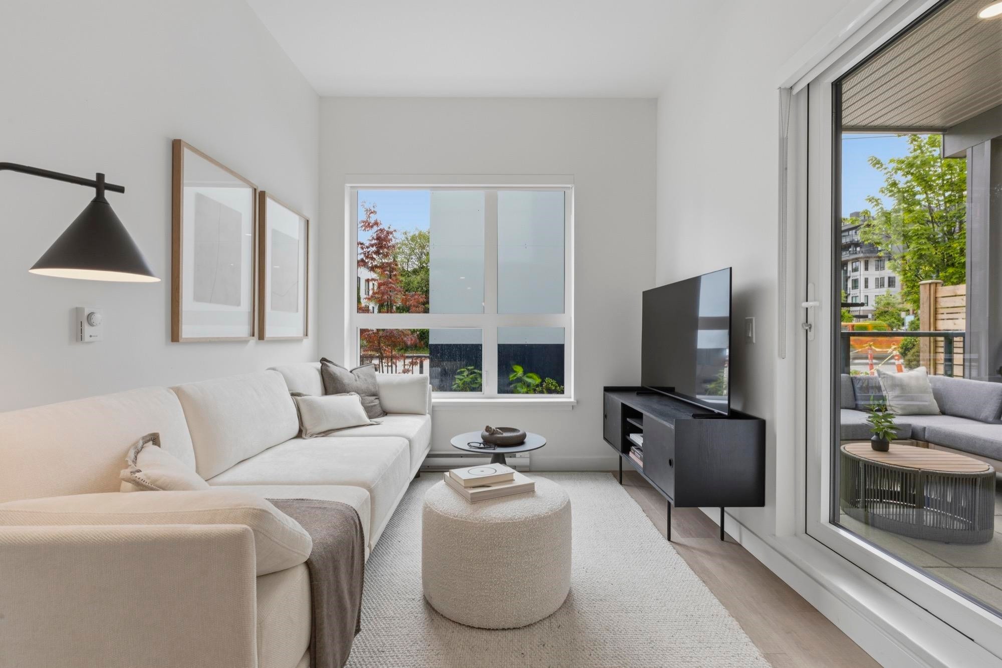 107-2268 Broadway E, Vancouver, BC - Indoor Photo Showing Living Room