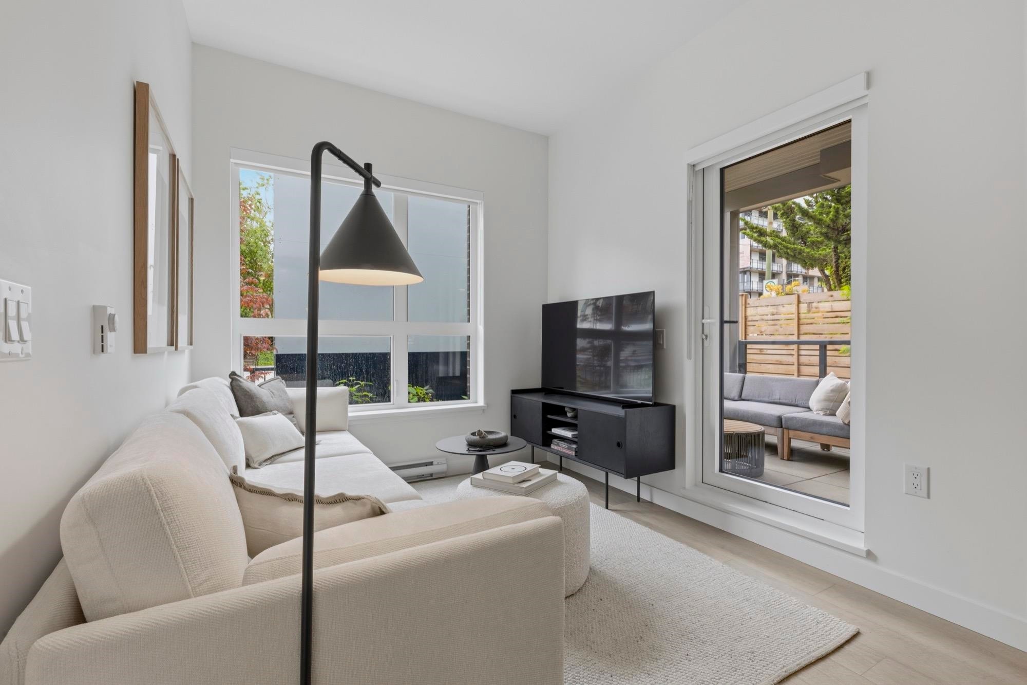 107-2268 Broadway E, Vancouver, BC - Indoor Photo Showing Living Room