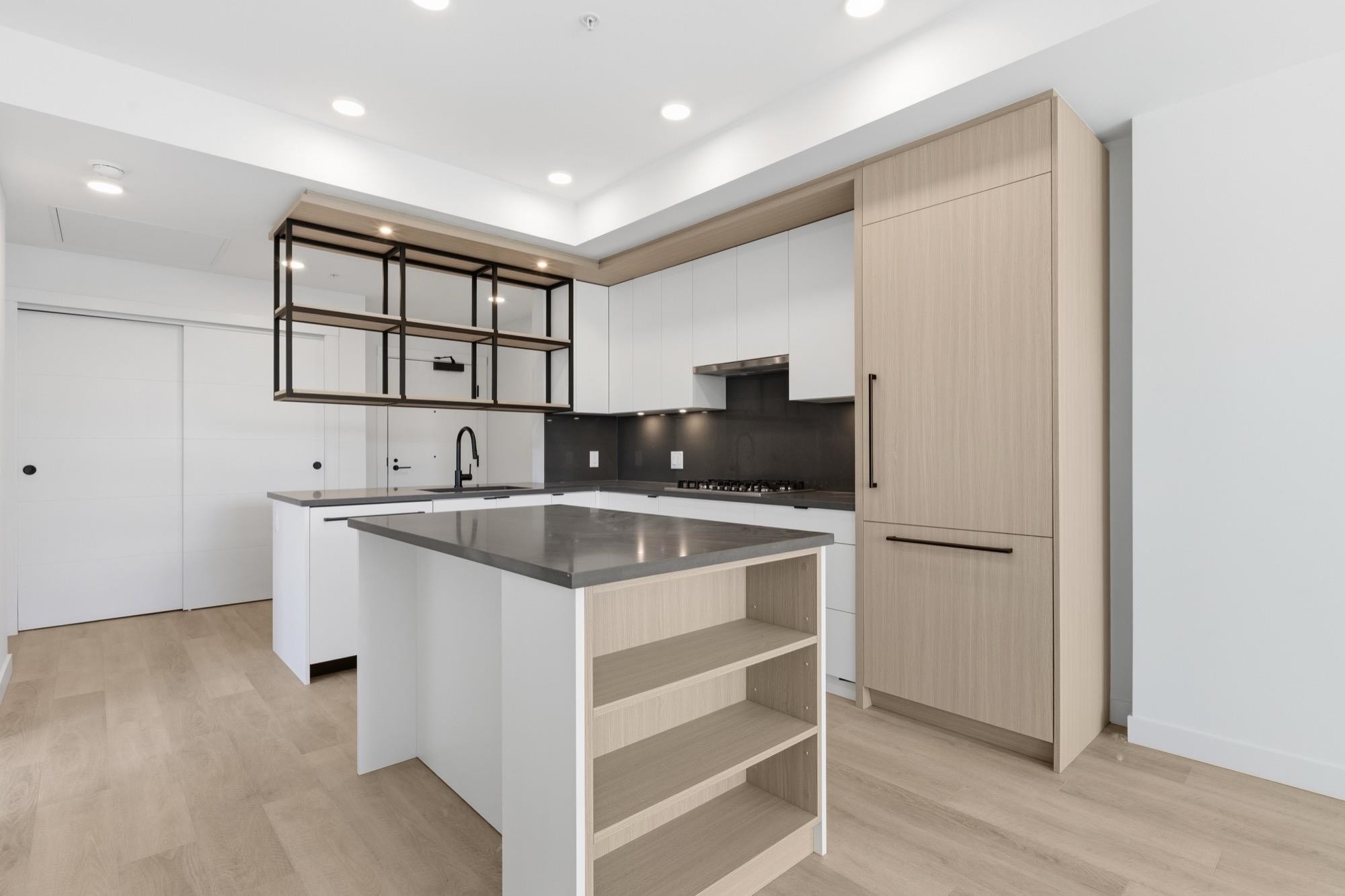 302-2268 Broadway E, Vancouver, BC - Indoor Photo Showing Kitchen