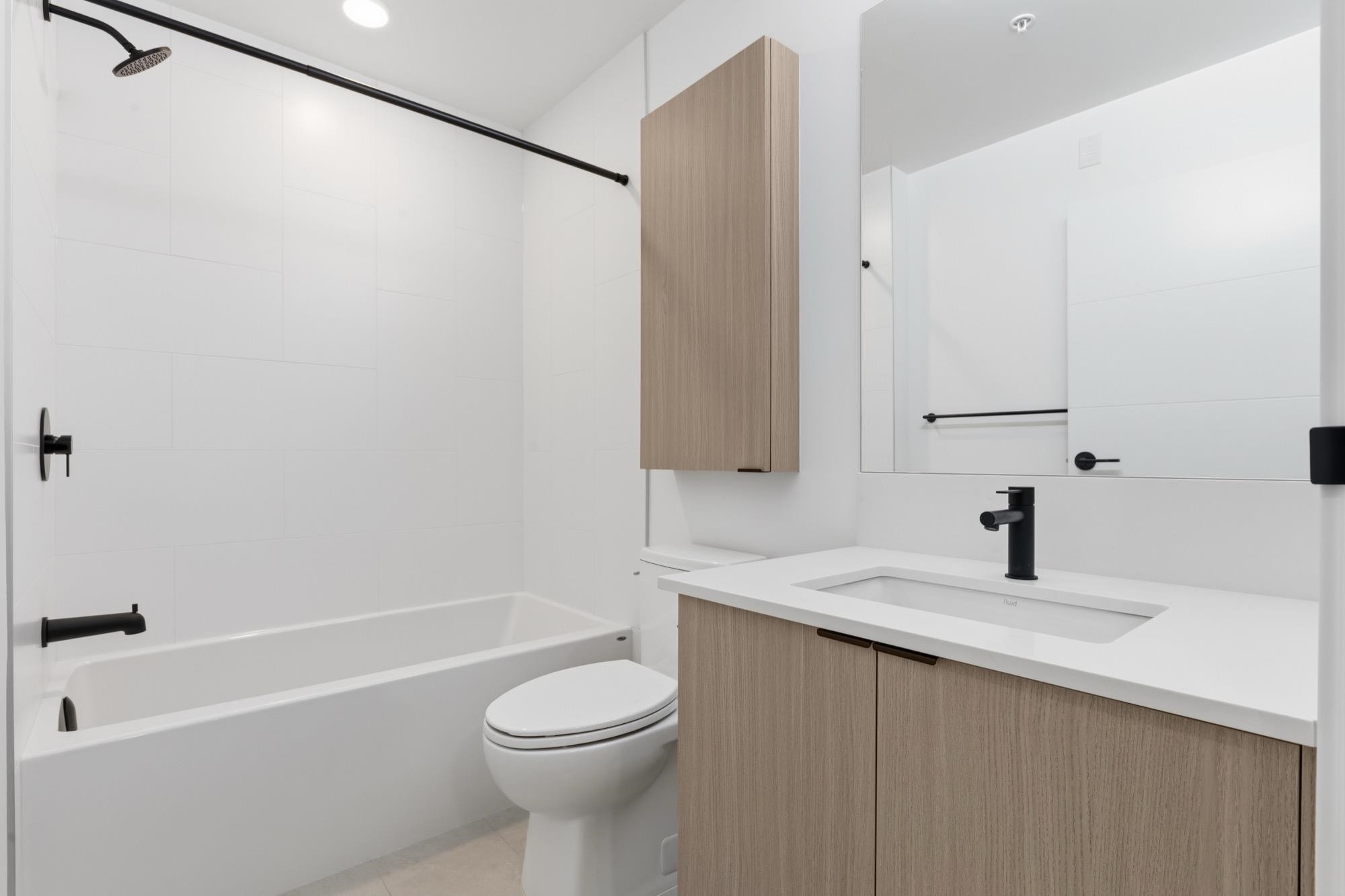 302-2268 Broadway E, Vancouver, BC - Indoor Photo Showing Bathroom