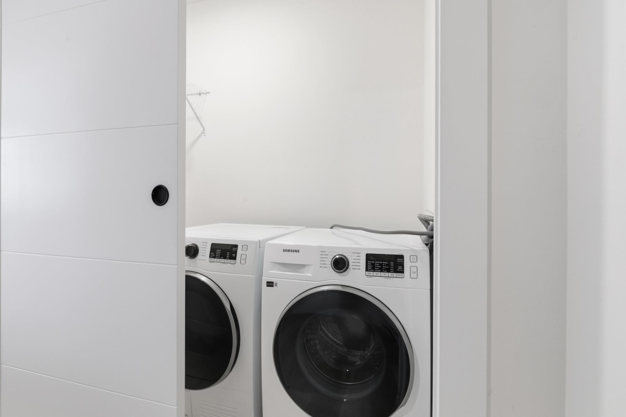 302-2268 Broadway E, Vancouver, BC - Indoor Photo Showing Laundry Room