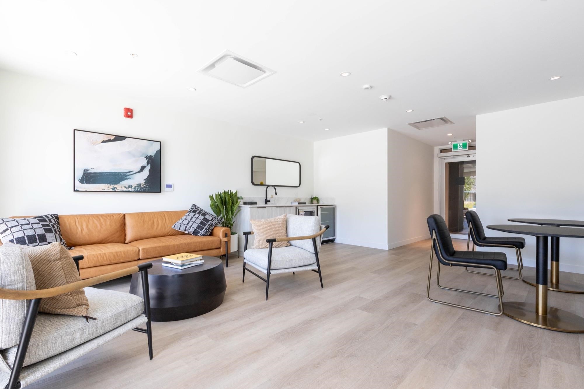 302-2268 Broadway E, Vancouver, BC - Indoor Photo Showing Living Room