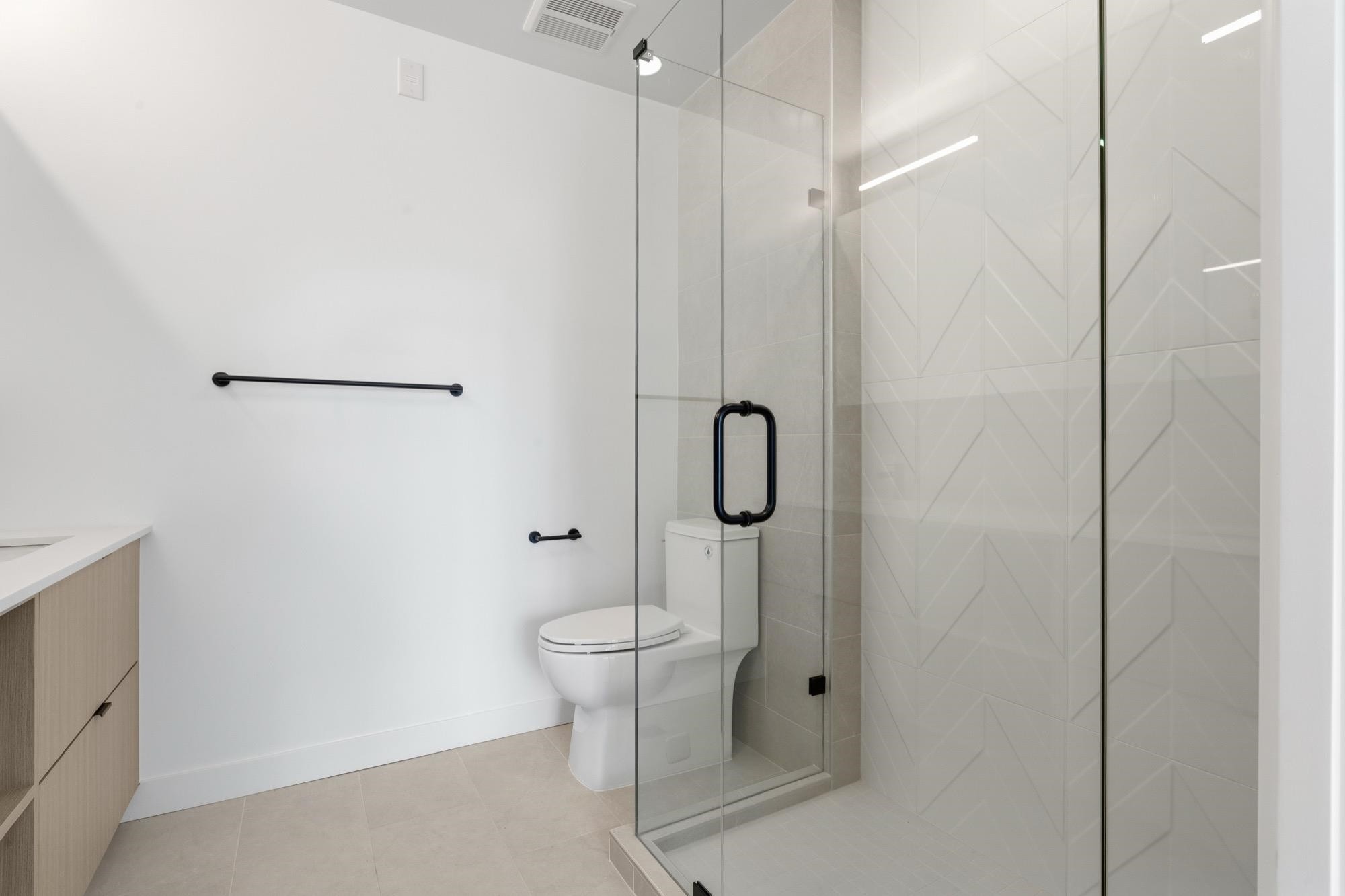 302-2268 Broadway E, Vancouver, BC - Indoor Photo Showing Bathroom