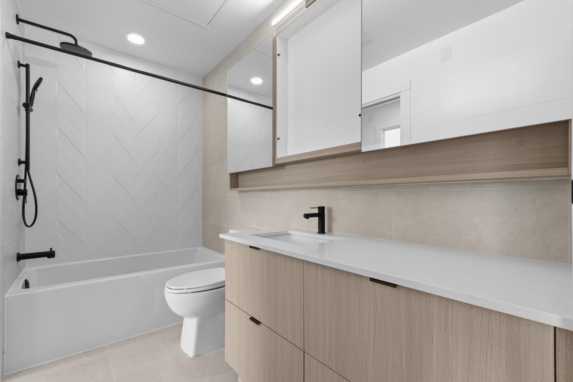 507-2268 Broadway E, Vancouver, BC - Indoor Photo Showing Bathroom