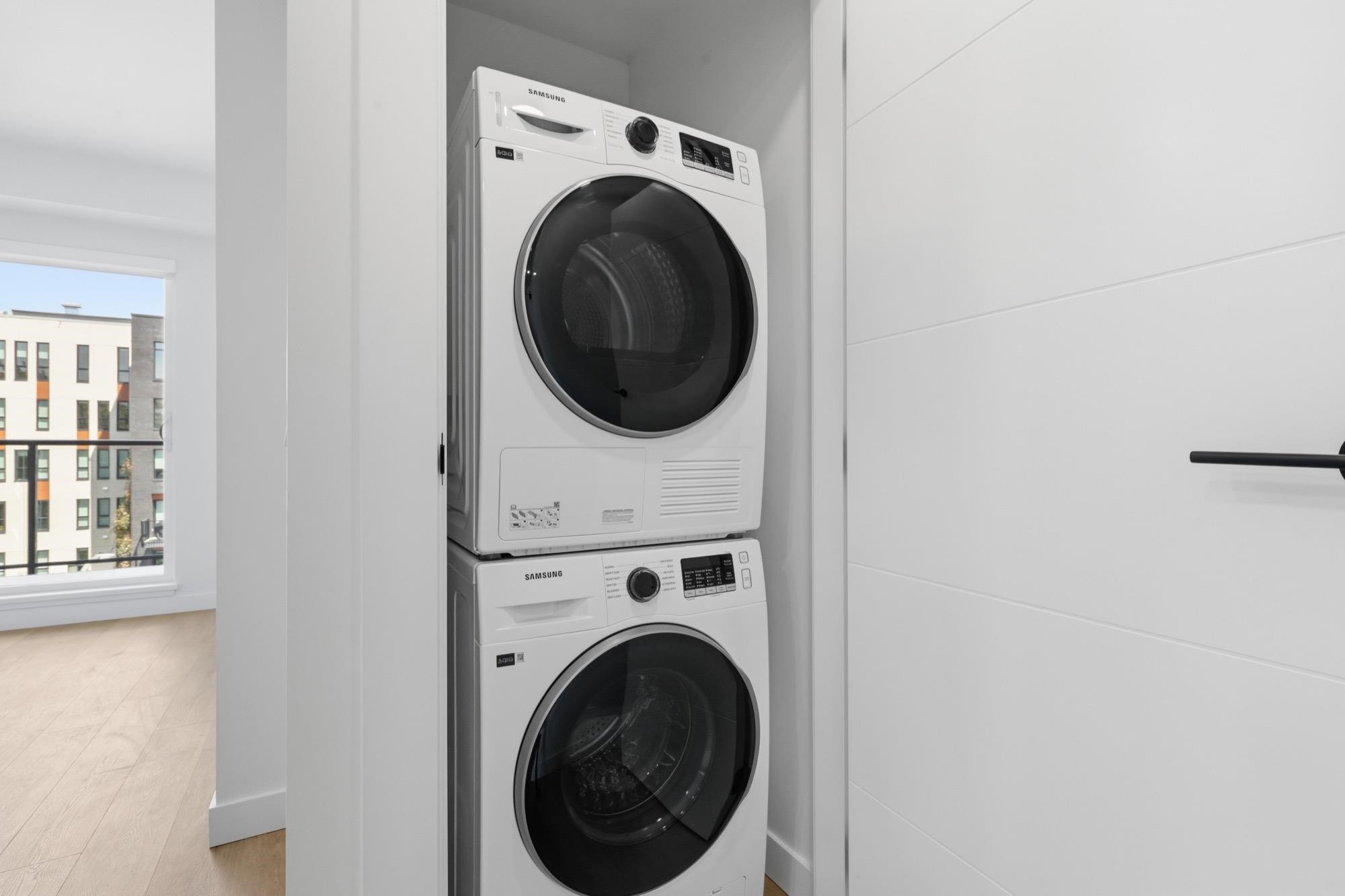 404-2268 Broadway E, Vancouver, BC - Indoor Photo Showing Laundry Room