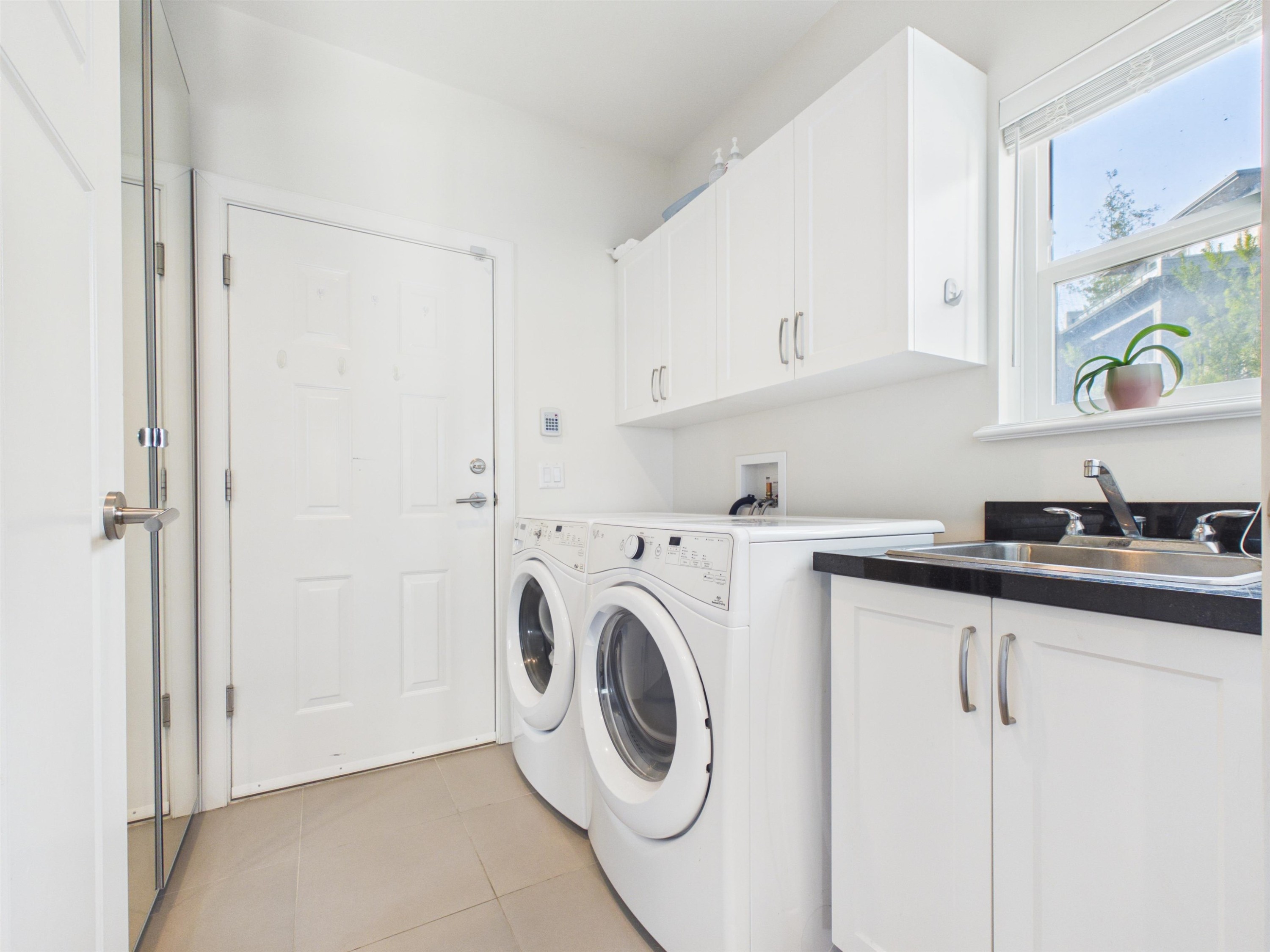1517 Dayton Street, Coquitlam, BC - Indoor Photo Showing Laundry Room