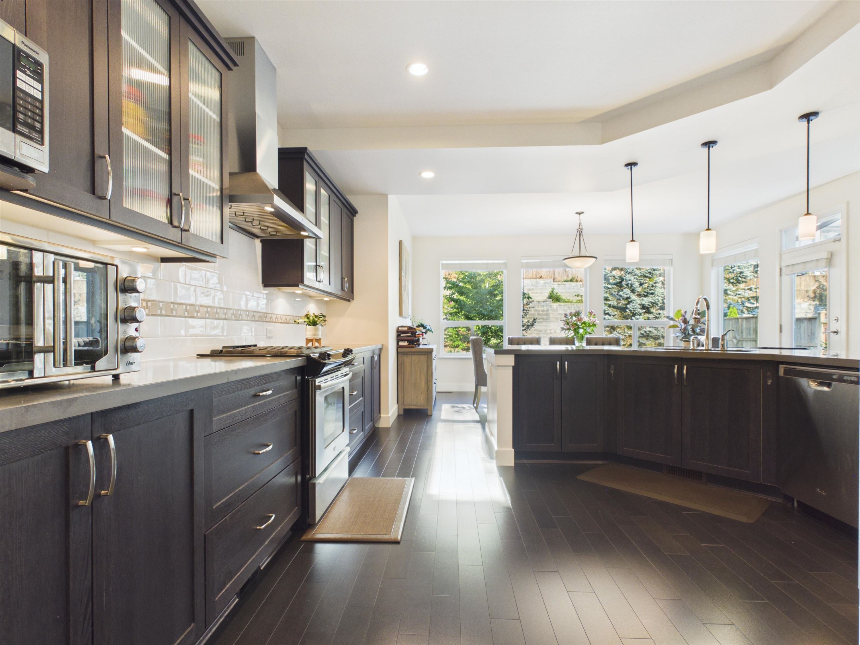 1517 Dayton Street, Coquitlam, BC - Indoor Photo Showing Kitchen With Upgraded Kitchen