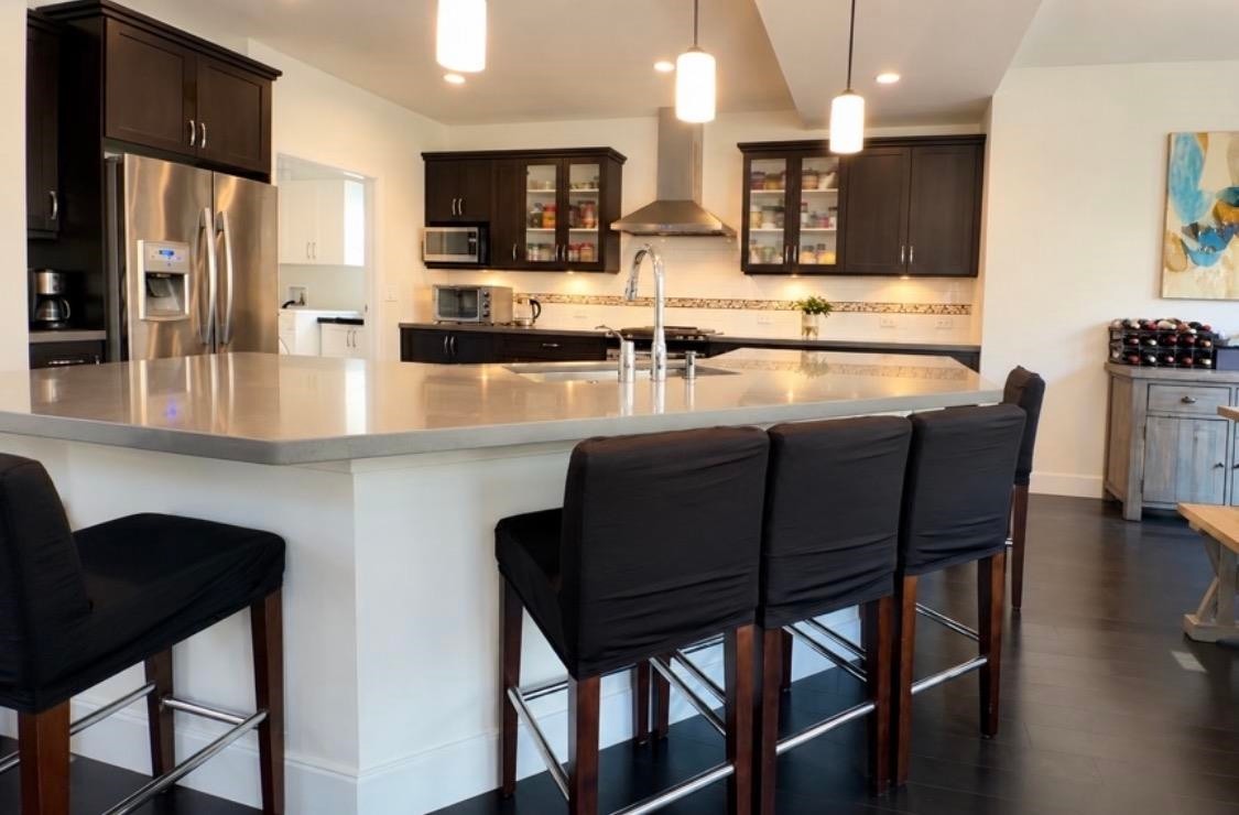 1517 Dayton Street, Coquitlam, BC - Indoor Photo Showing Kitchen With Upgraded Kitchen