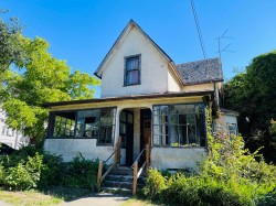 239 Fourth Street New Westminster, BC V3L 2T9