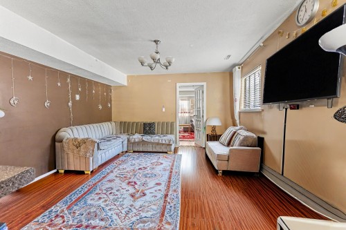 976 Hosmer Court, Coquitlam, BC - Indoor Photo Showing Living Room