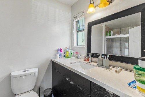976 Hosmer Court, Coquitlam, BC - Indoor Photo Showing Bathroom