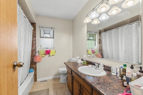 976 Hosmer Court, Coquitlam, BC - Indoor Photo Showing Bathroom