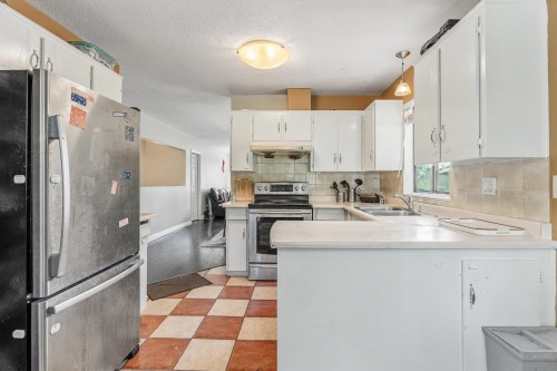 976 Hosmer Court, Coquitlam, BC - Indoor Photo Showing Kitchen With Double Sink