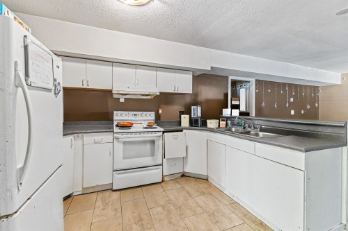 976 Hosmer Court, Coquitlam, BC - Indoor Photo Showing Kitchen With Double Sink