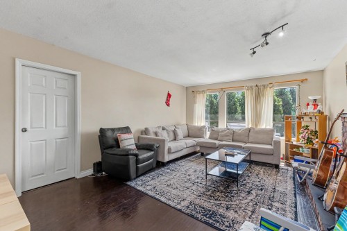 976 Hosmer Court, Coquitlam, BC - Indoor Photo Showing Living Room