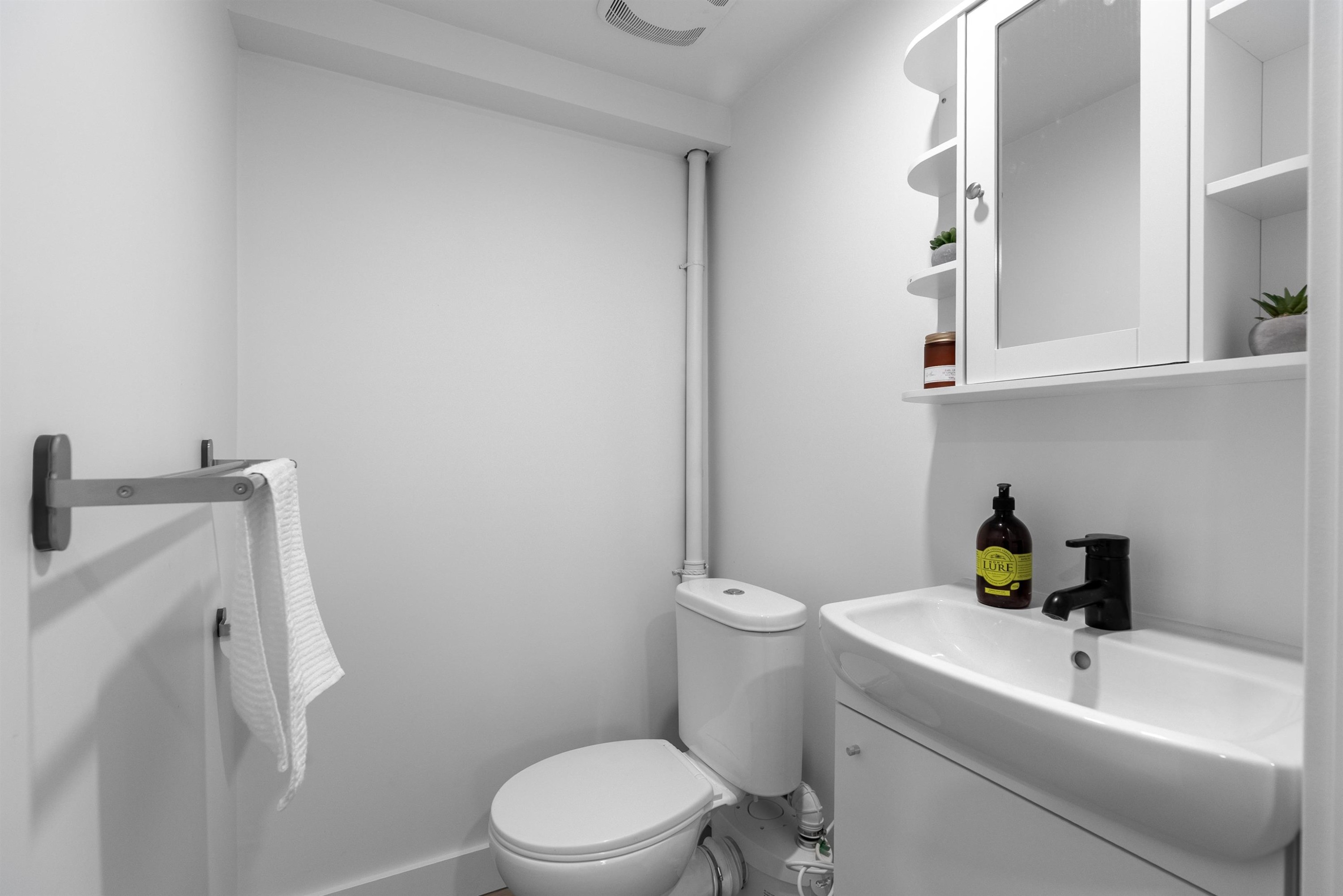 2617 Turner Street, Vancouver, BC - Indoor Photo Showing Bathroom
