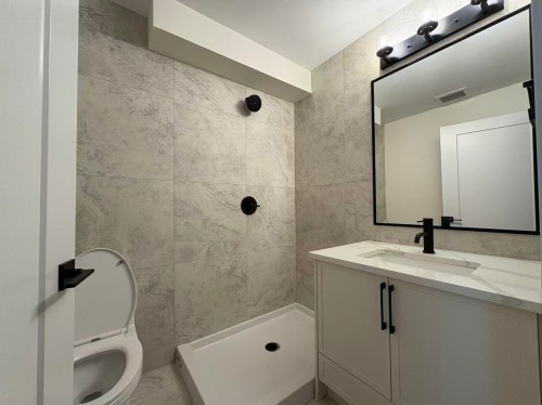 945 28Th Ave E, Vancouver, BC - Indoor Photo Showing Bathroom