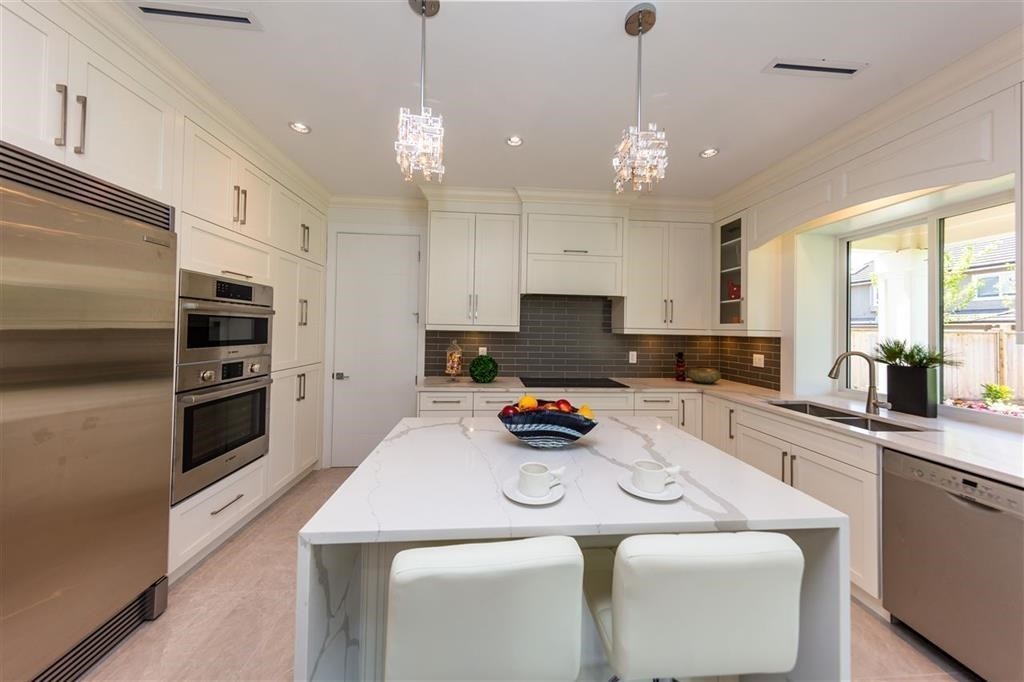 10820 Dennis Crescent, Richmond, BC - Indoor Photo Showing Kitchen With Double Sink