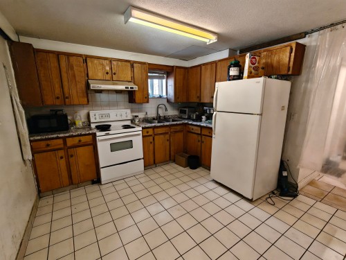 2503 27Th Avenue E, Vancouver, BC - Indoor Photo Showing Kitchen With Double Sink