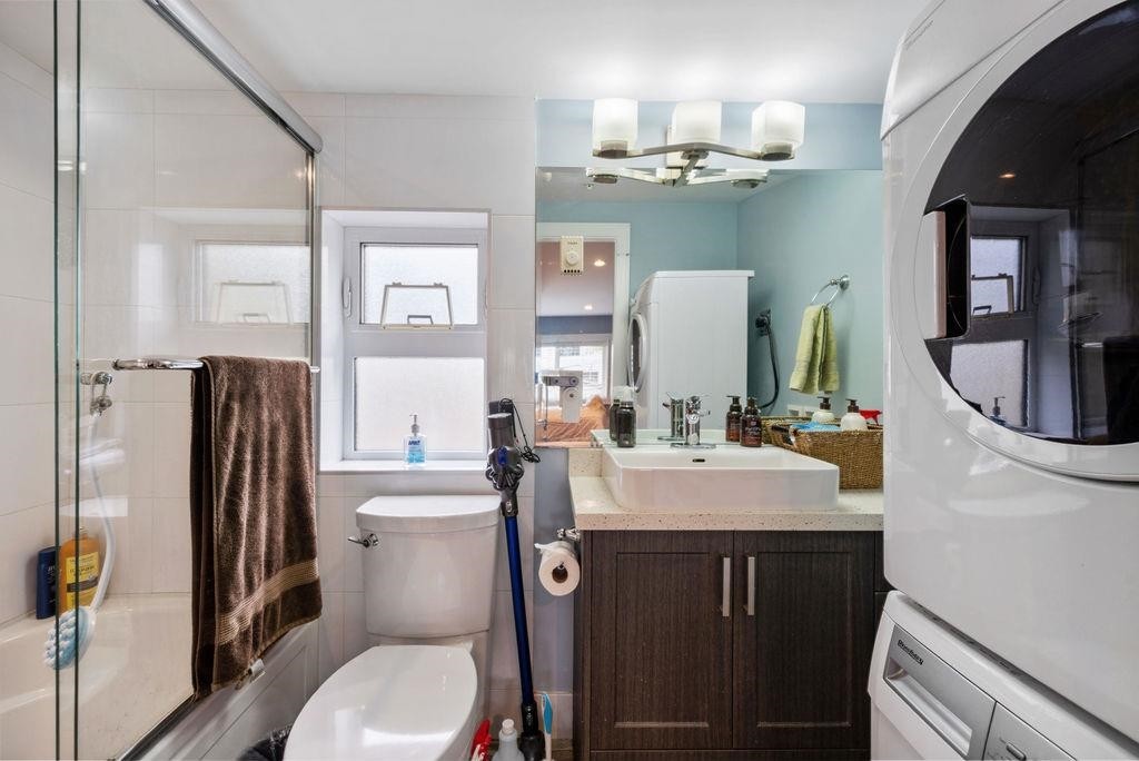 968 31St Avenue E, Vancouver, BC - Indoor Photo Showing Bathroom