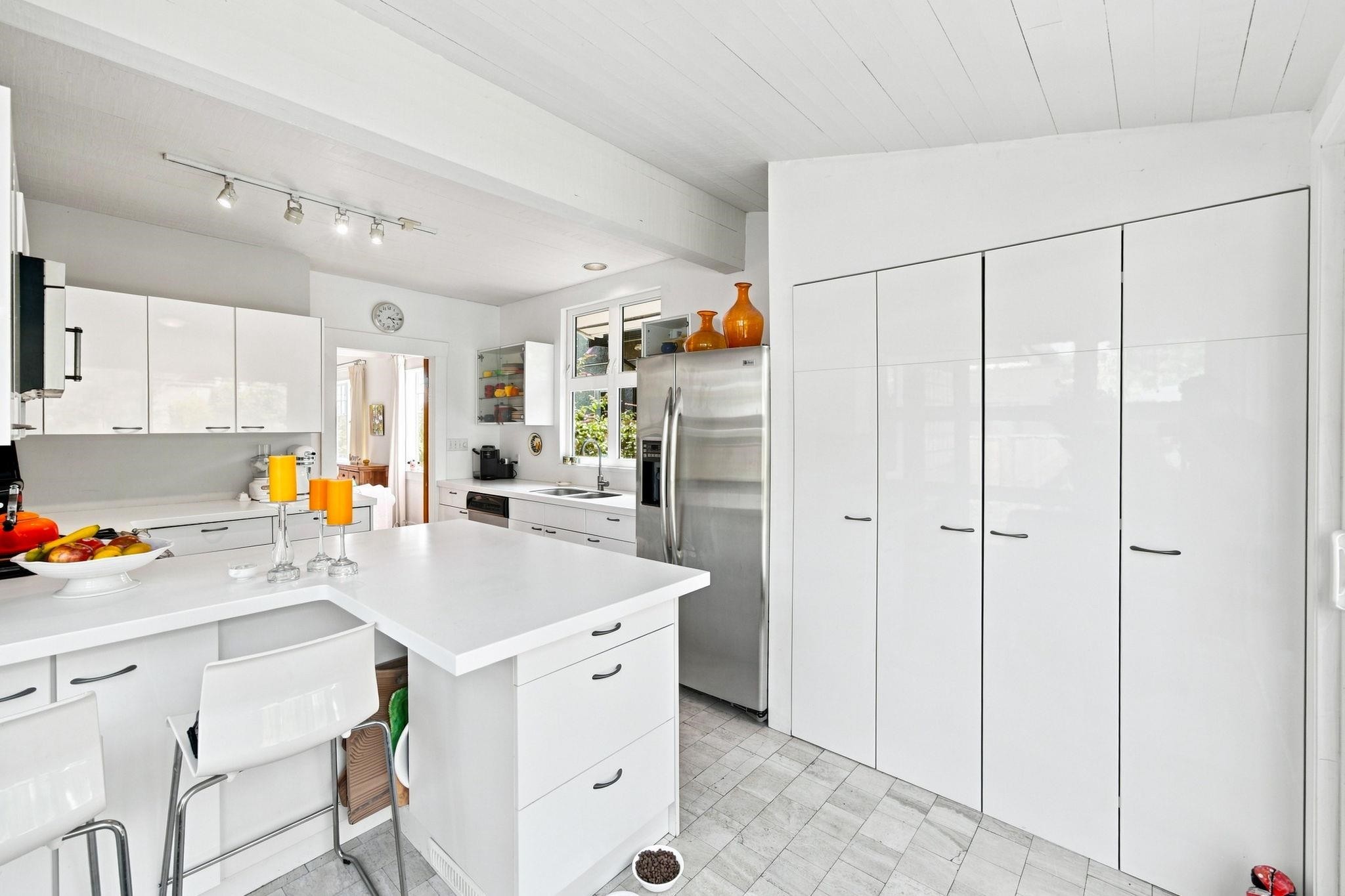 2433 Mathers Avenue, West Vancouver, BC - Indoor Photo Showing Kitchen