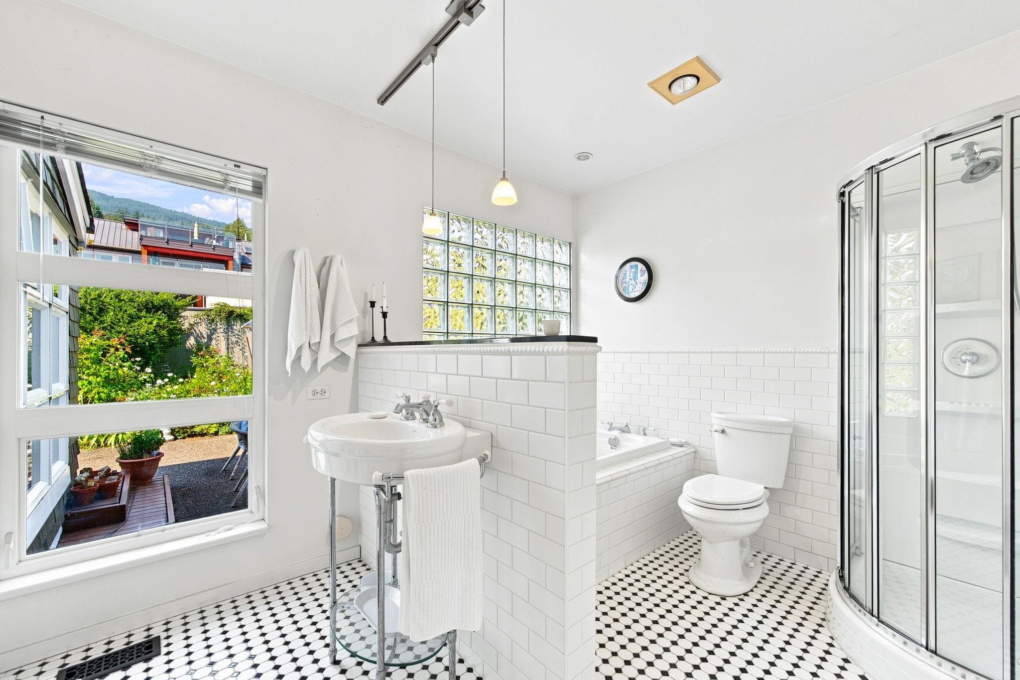 2433 Mathers Avenue, West Vancouver, BC - Indoor Photo Showing Bathroom