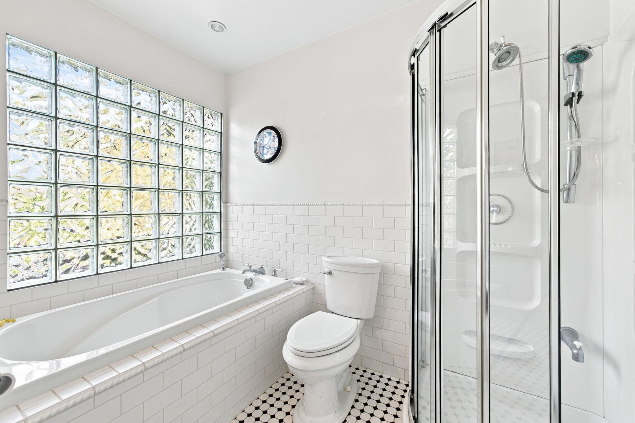 2433 Mathers Avenue, West Vancouver, BC - Indoor Photo Showing Bathroom