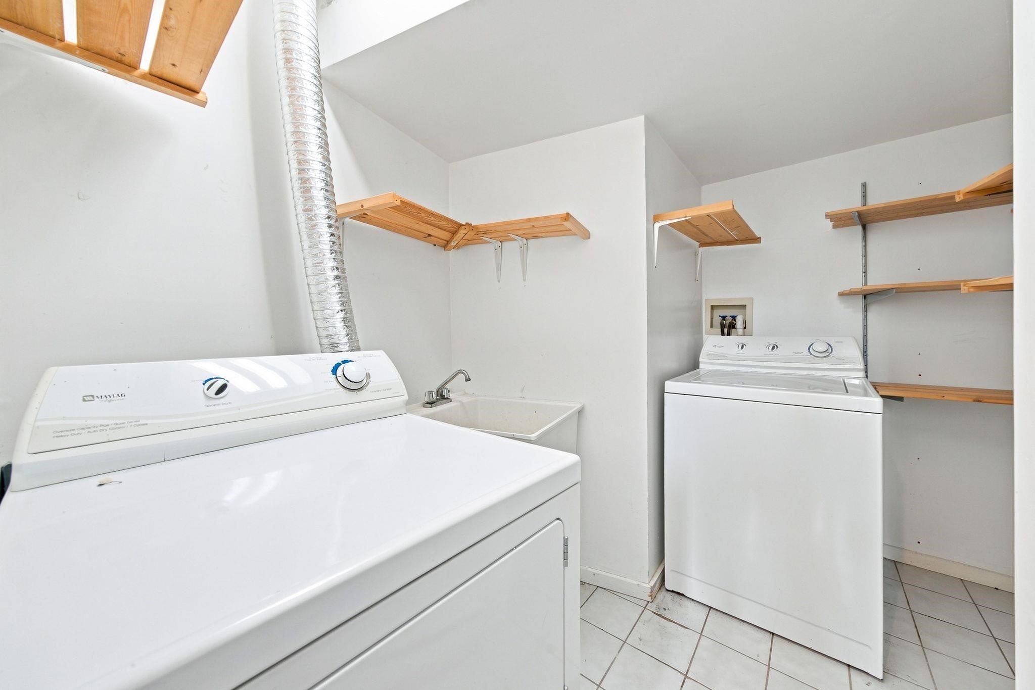 2433 Mathers Avenue, West Vancouver, BC - Indoor Photo Showing Laundry Room