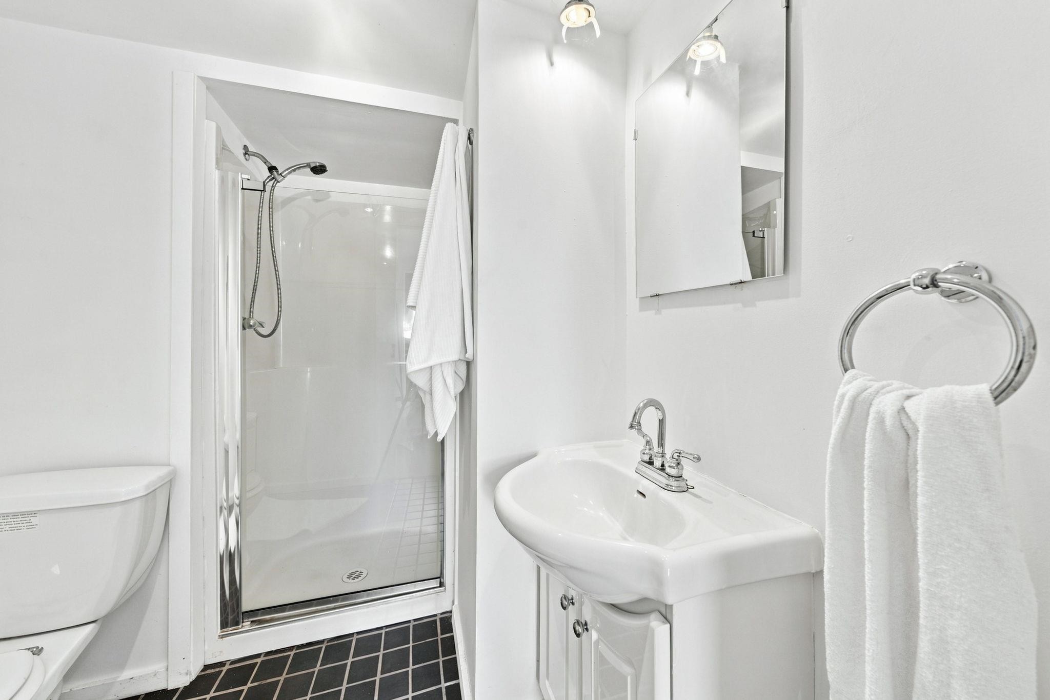 2433 Mathers Avenue, West Vancouver, BC - Indoor Photo Showing Bathroom