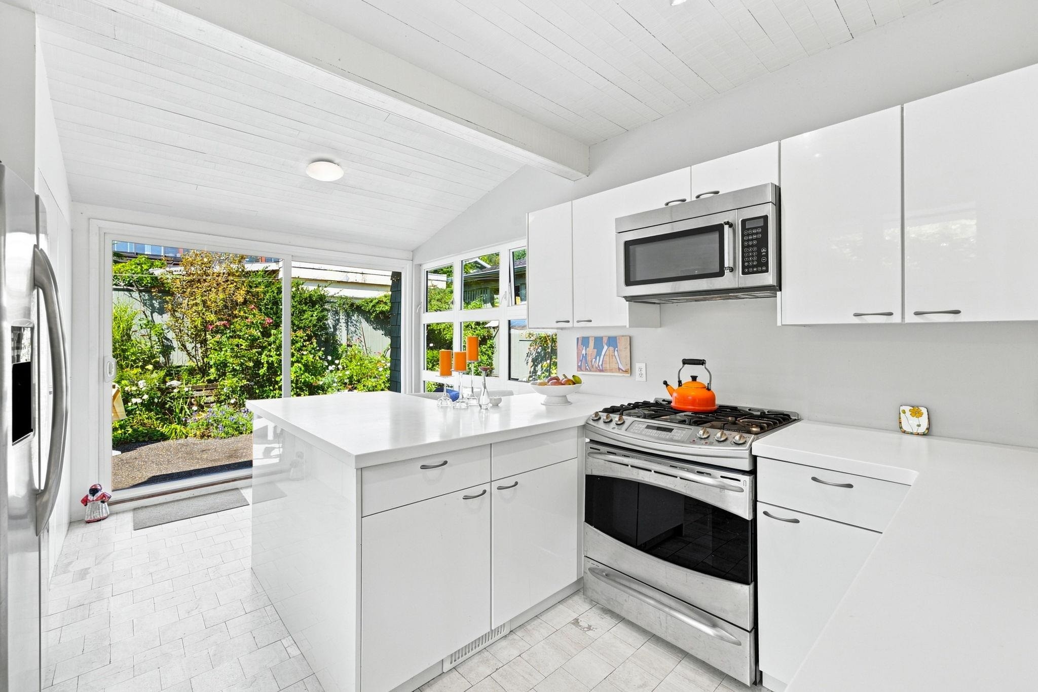2433 Mathers Avenue, West Vancouver, BC - Indoor Photo Showing Kitchen