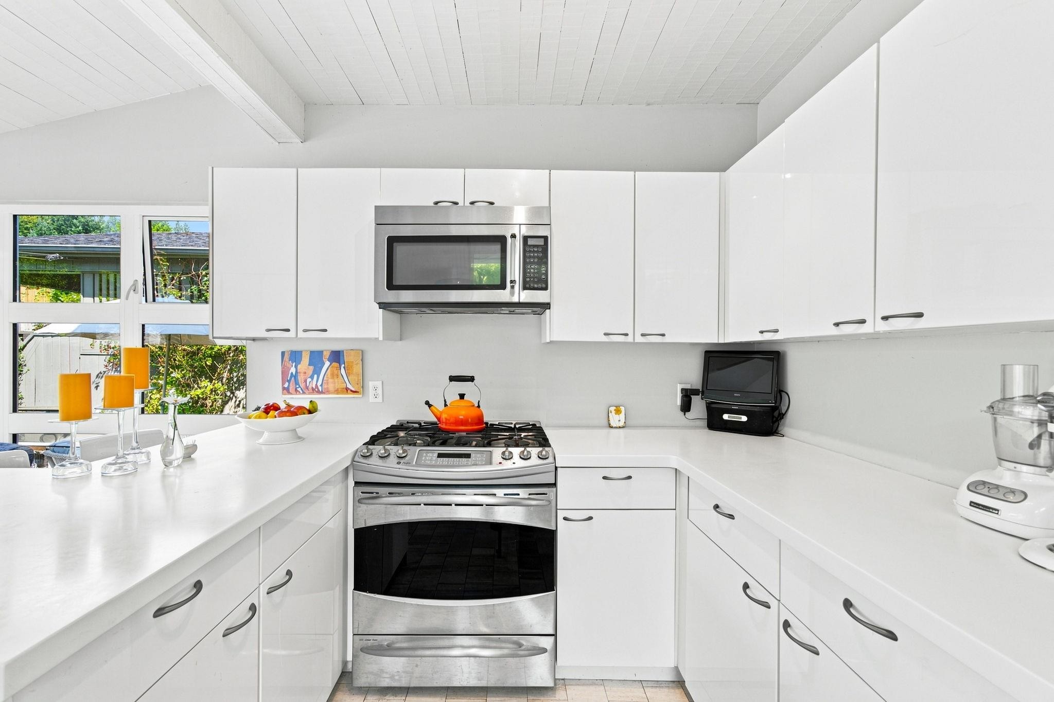 2433 Mathers Avenue, West Vancouver, BC - Indoor Photo Showing Kitchen
