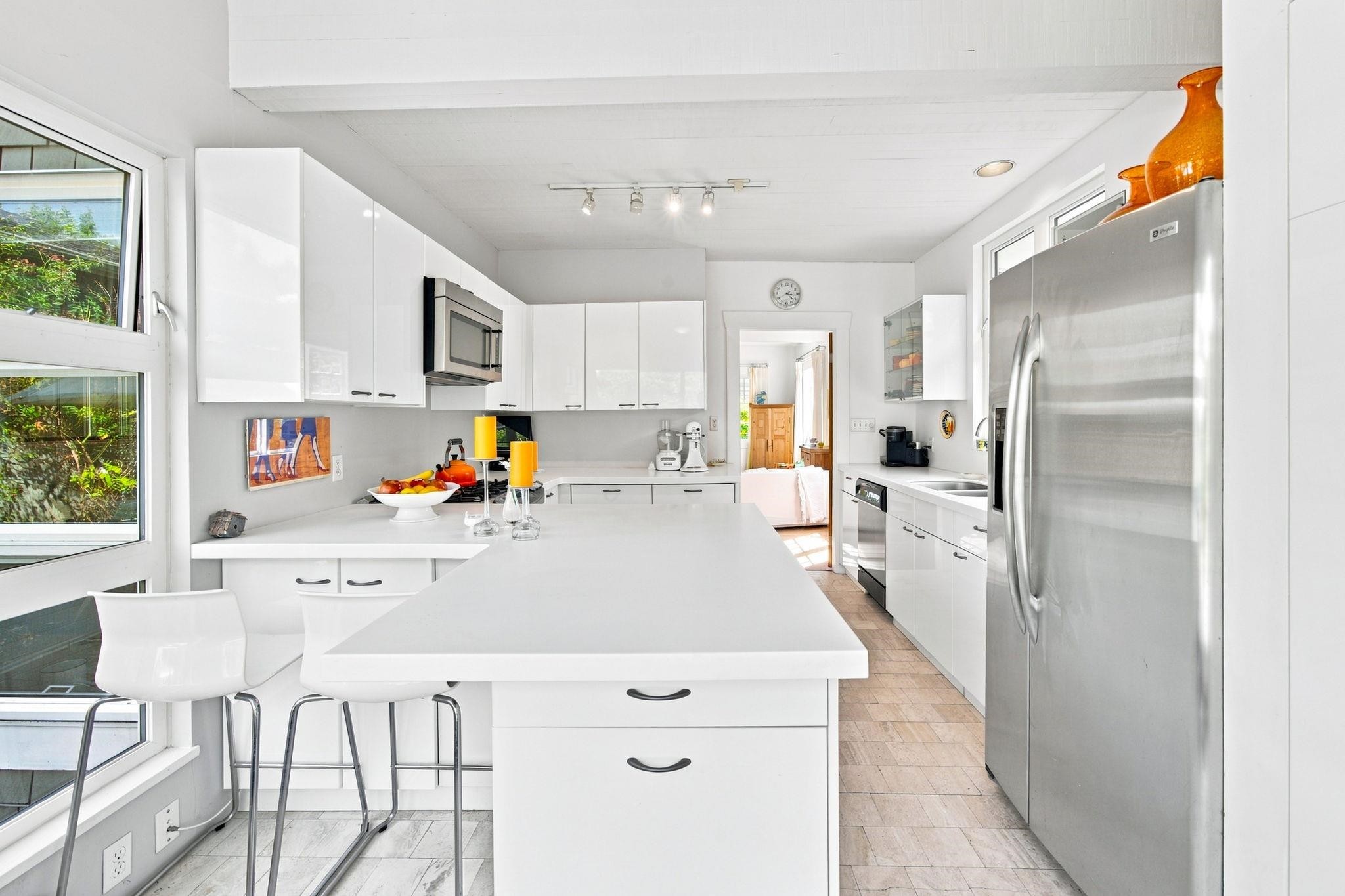 2433 Mathers Avenue, West Vancouver, BC - Indoor Photo Showing Kitchen