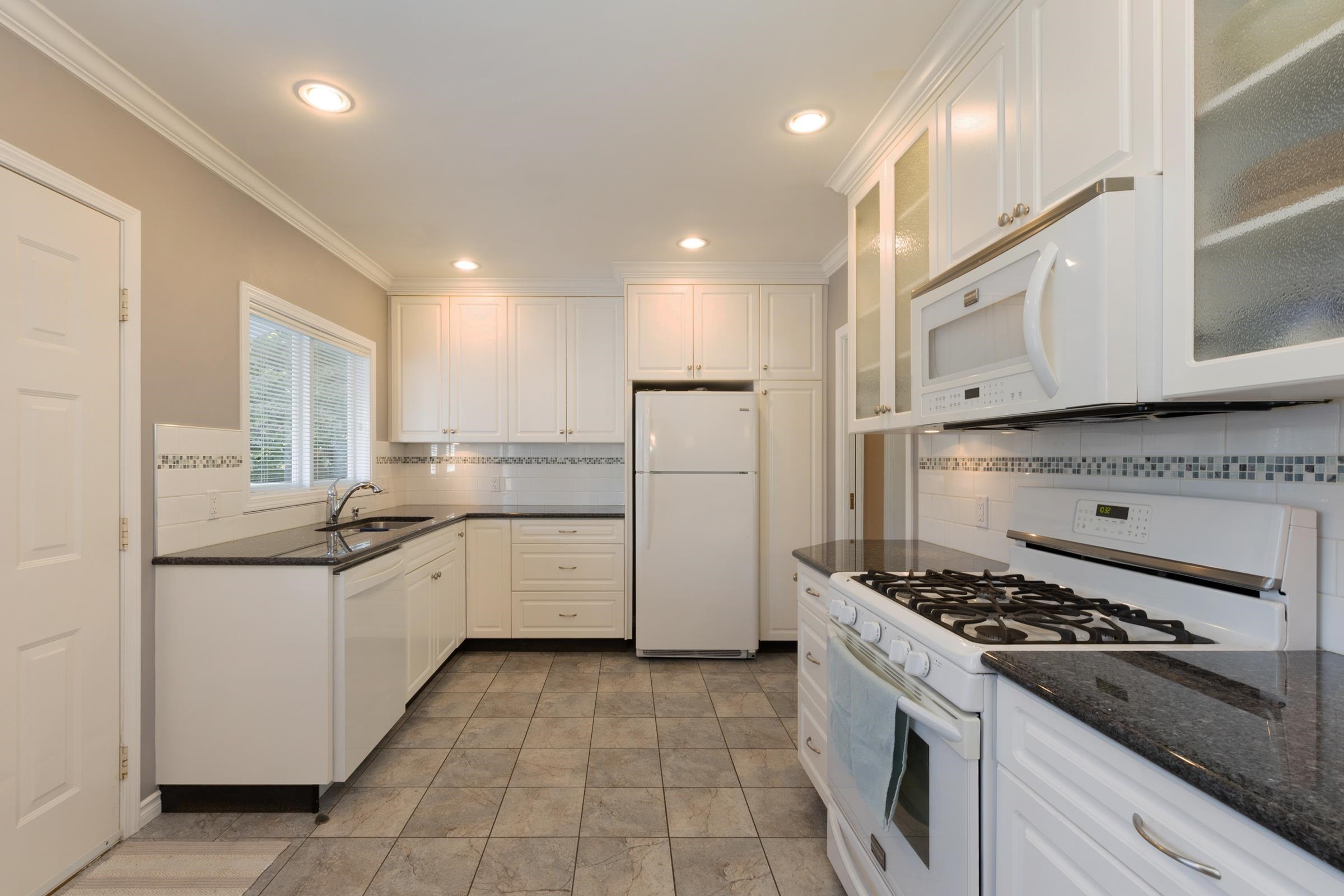 541 Cochrane Avenue, Coquitlam, BC - Indoor Photo Showing Kitchen