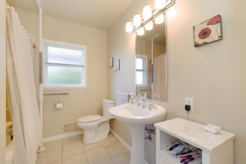 541 Cochrane Avenue, Coquitlam, BC - Indoor Photo Showing Bathroom