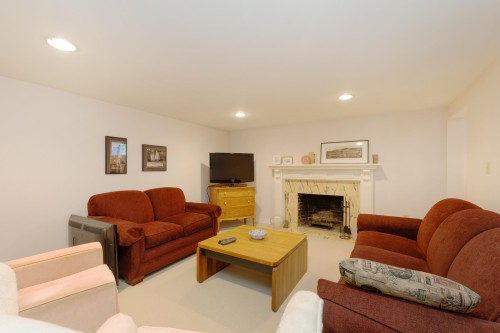 541 Cochrane Avenue, Coquitlam, BC - Indoor Photo Showing Living Room With Fireplace