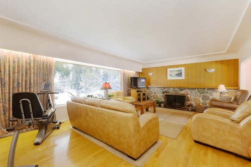 541 Cochrane Avenue, Coquitlam, BC - Indoor Photo Showing Living Room With Fireplace