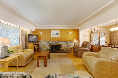 541 Cochrane Avenue, Coquitlam, BC - Indoor Photo Showing Living Room With Fireplace