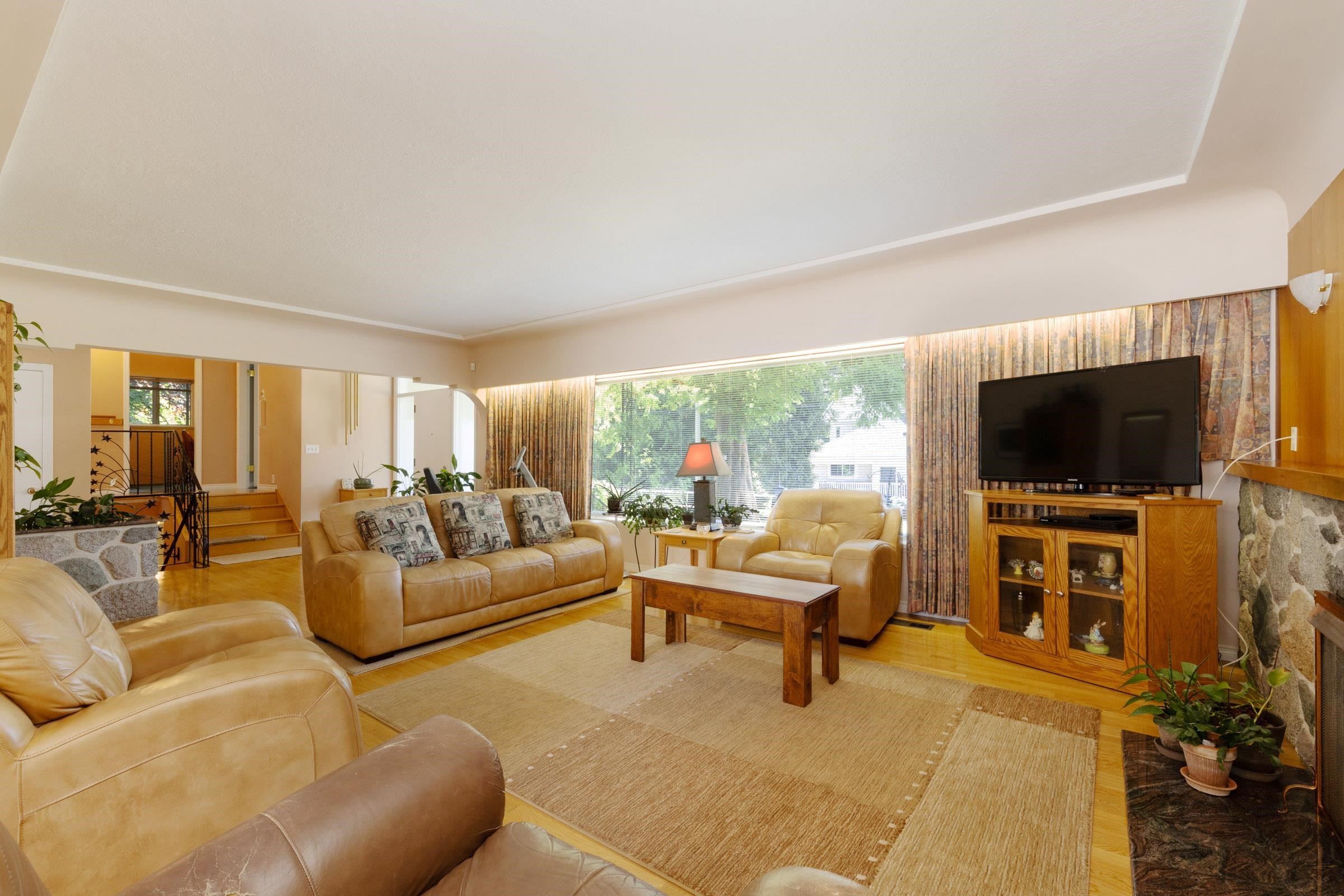 541 Cochrane Avenue, Coquitlam, BC - Indoor Photo Showing Living Room With Fireplace