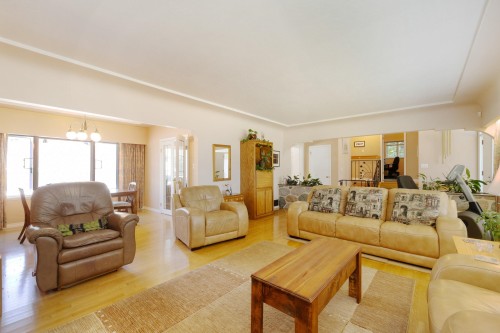 541 Cochrane Avenue, Coquitlam, BC - Indoor Photo Showing Living Room