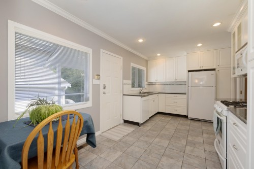 541 Cochrane Avenue, Coquitlam, BC - Indoor Photo Showing Kitchen