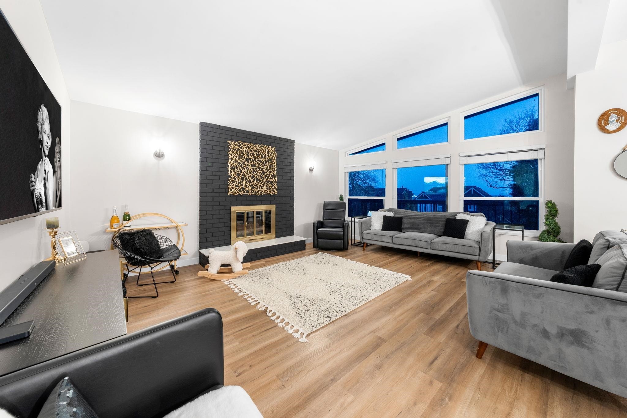 2131 Fraserview Drive, Vancouver, BC - Indoor Photo Showing Living Room With Fireplace