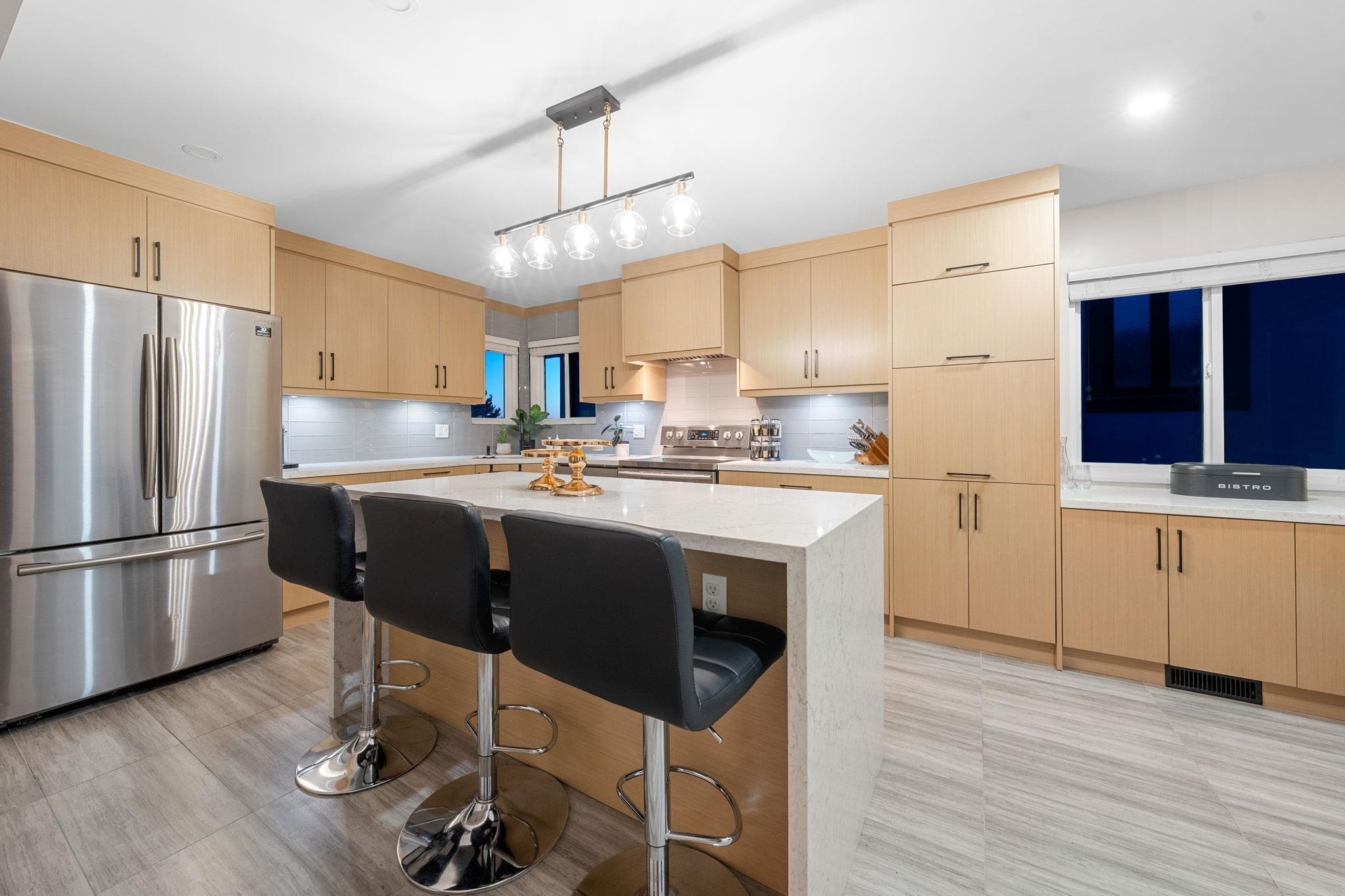 2131 Fraserview Drive, Vancouver, BC - Indoor Photo Showing Kitchen With Upgraded Kitchen