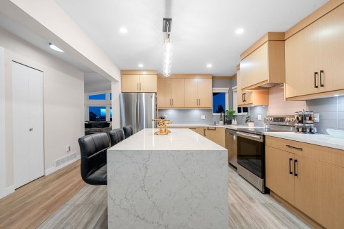 2131 Fraserview Drive, Vancouver, BC - Indoor Photo Showing Kitchen With Upgraded Kitchen