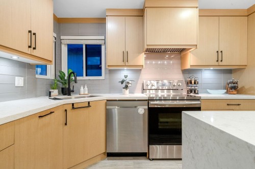 2131 Fraserview Drive, Vancouver, BC - Indoor Photo Showing Kitchen With Upgraded Kitchen