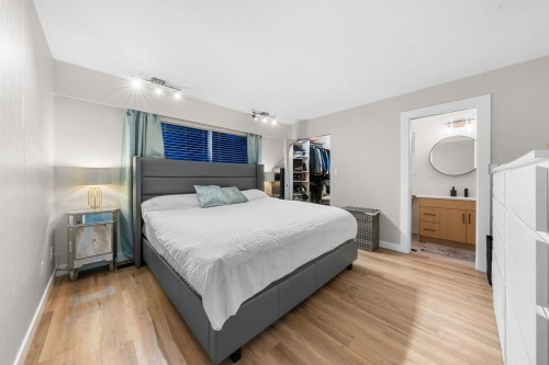2131 Fraserview Drive, Vancouver, BC - Indoor Photo Showing Bedroom