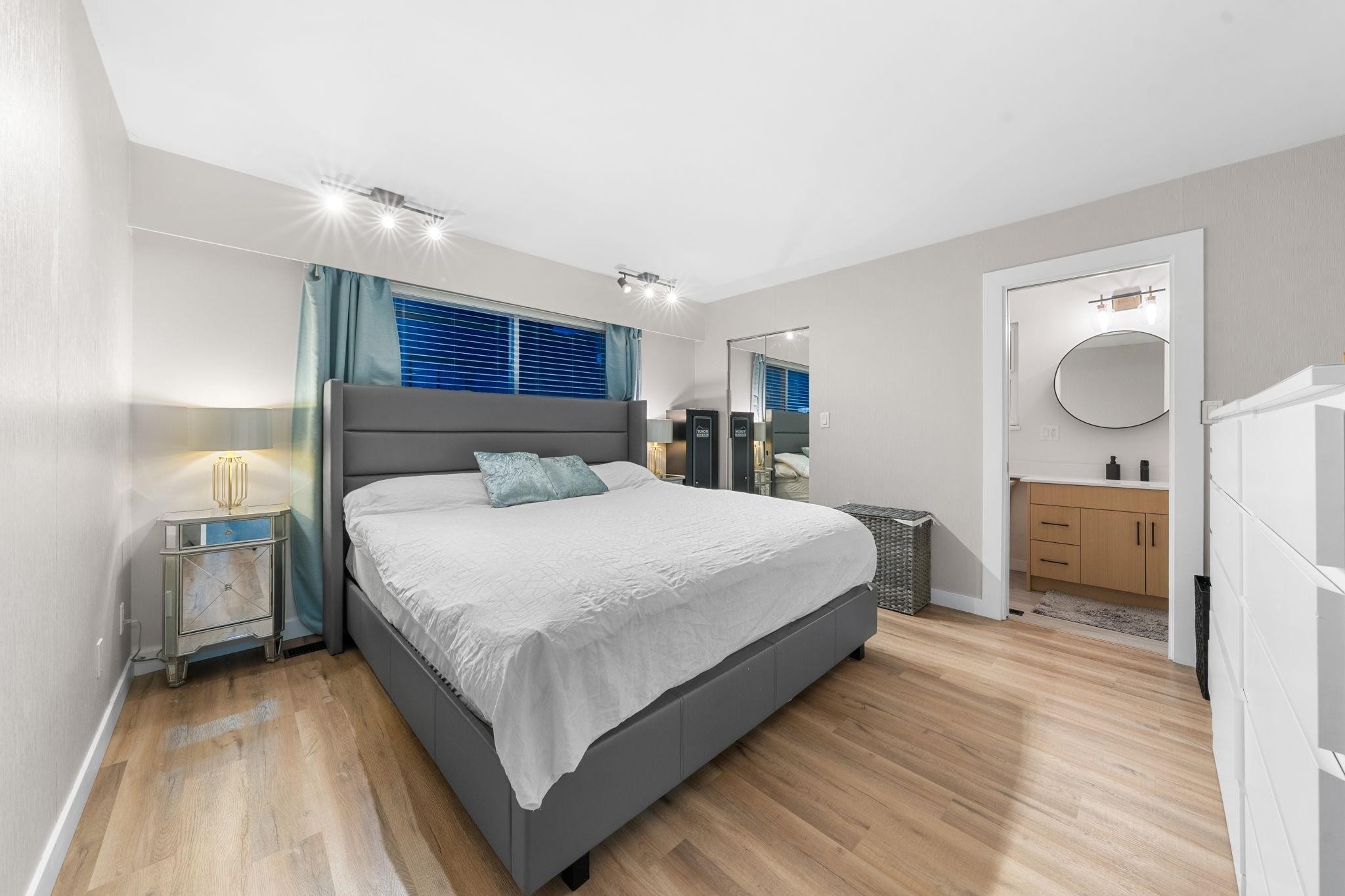 2131 Fraserview Drive, Vancouver, BC - Indoor Photo Showing Bedroom