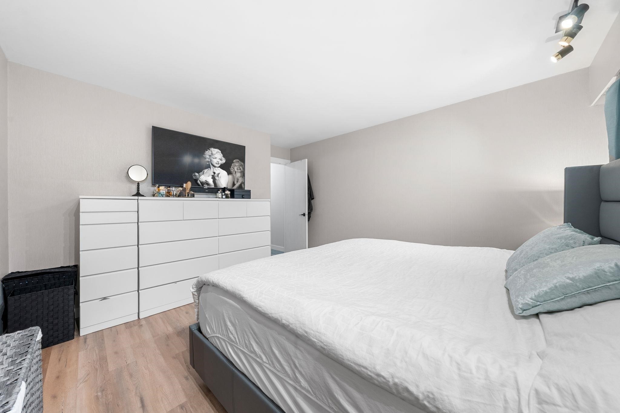 2131 Fraserview Drive, Vancouver, BC - Indoor Photo Showing Bedroom