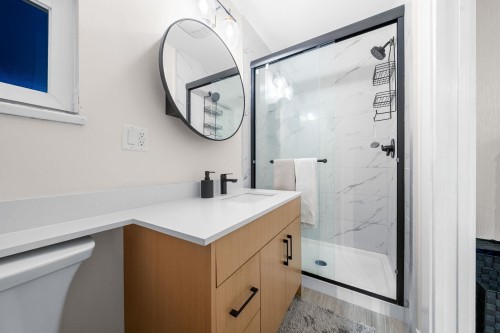 2131 Fraserview Drive, Vancouver, BC - Indoor Photo Showing Bedroom